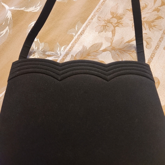 Black formal purse with a scalloped design - Picture 4 of 9